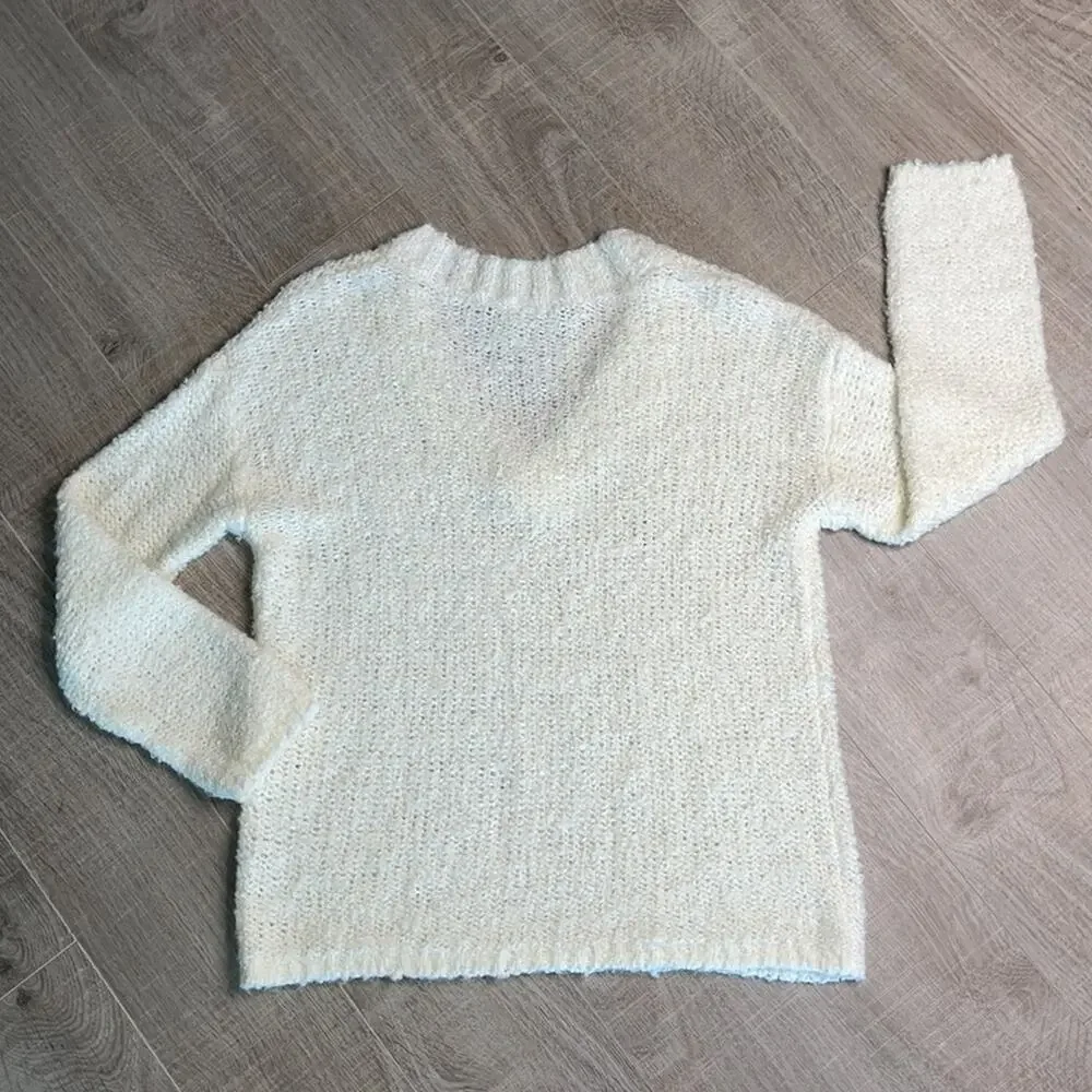 NWOT SUSINA Women's Fluffy Boucle Creamy V-Neck Knit Sweater